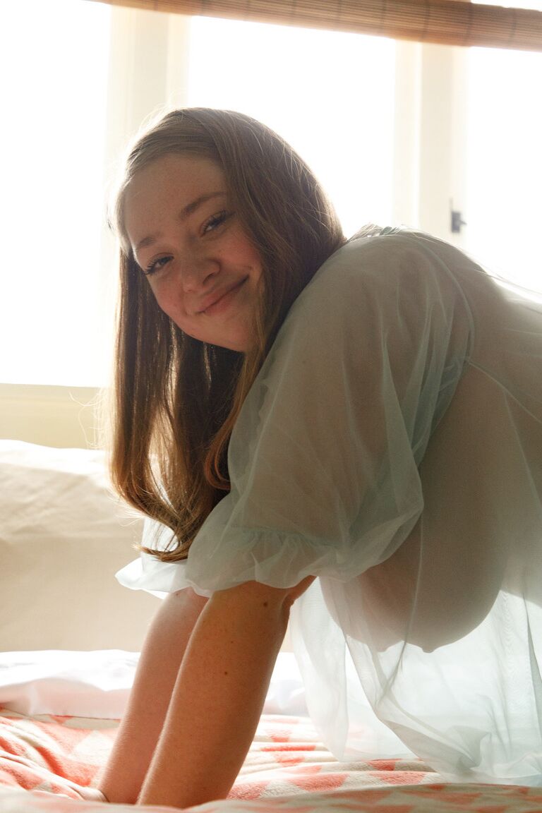 12P La guapa amateur de enormes tetas Rose Fessenden posando con un vestido transparente