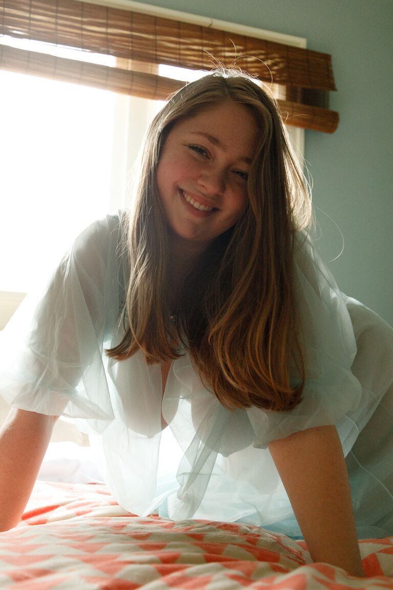 12P La guapa amateur de enormes tetas Rose Fessenden posando con un vestido transparente