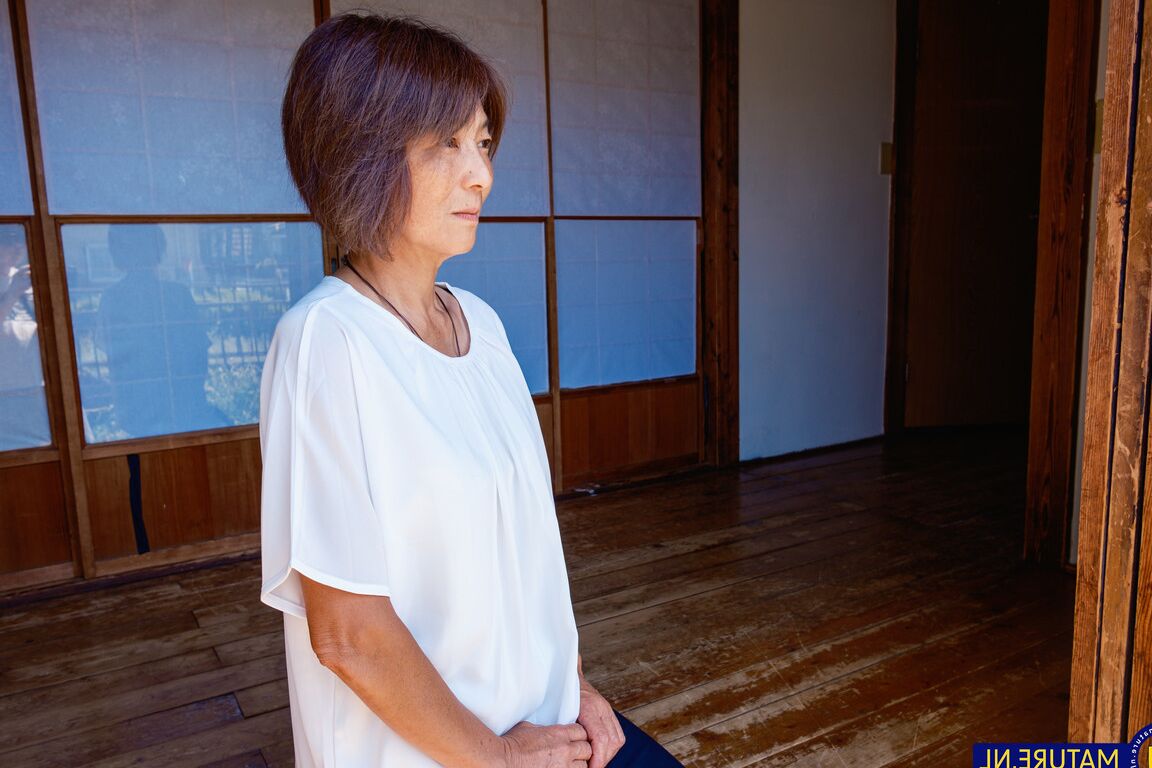20P Asian granny Asami Fujiwara strips and facesits a guy on the floor