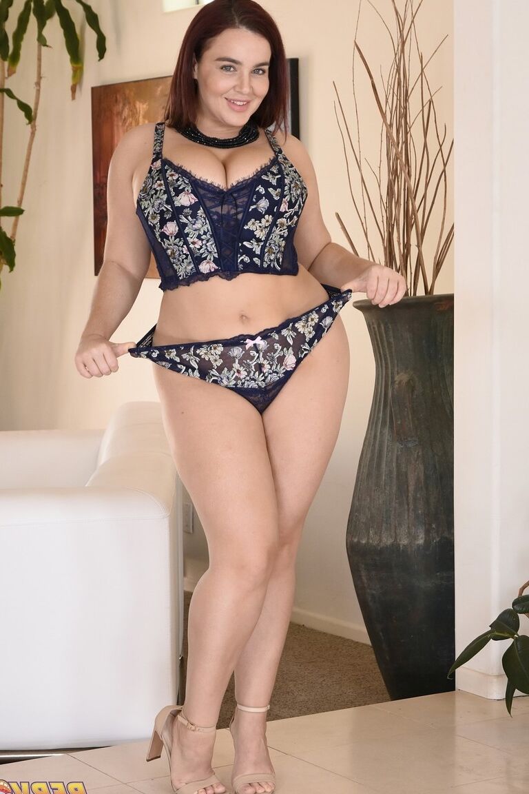 20P La hermosa gordita Natasha Nice tiene sexo anal duro con un semental negro