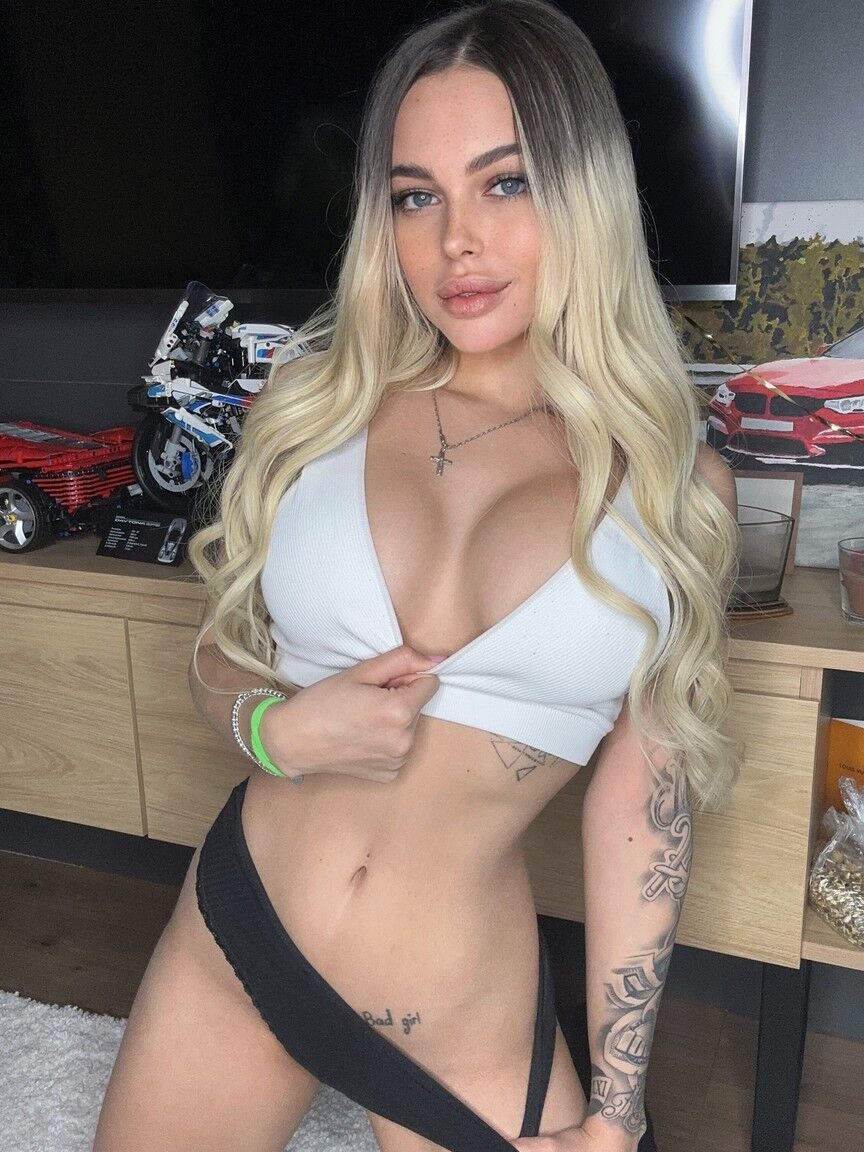 12P Amateur babe Alexaandra flaunts her big booty while posing in a solo