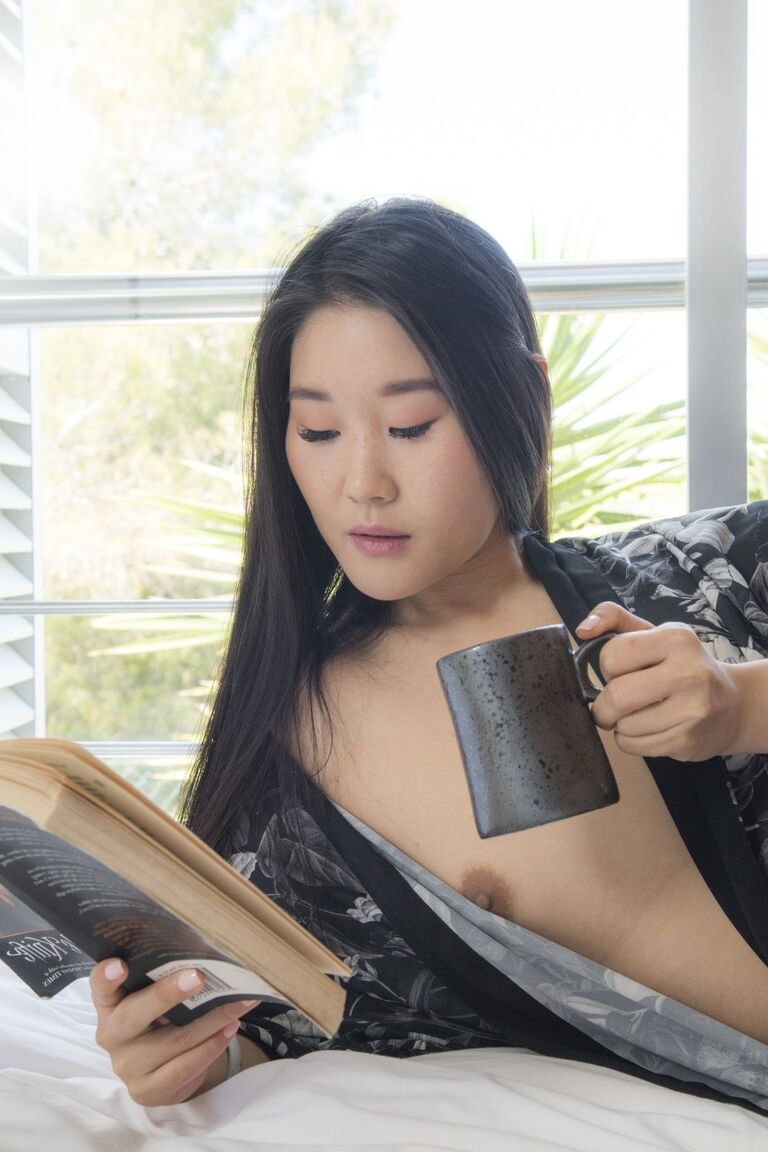 20P A linda mãe asiática Katana faz sexo missionário quente com um garanhão negro