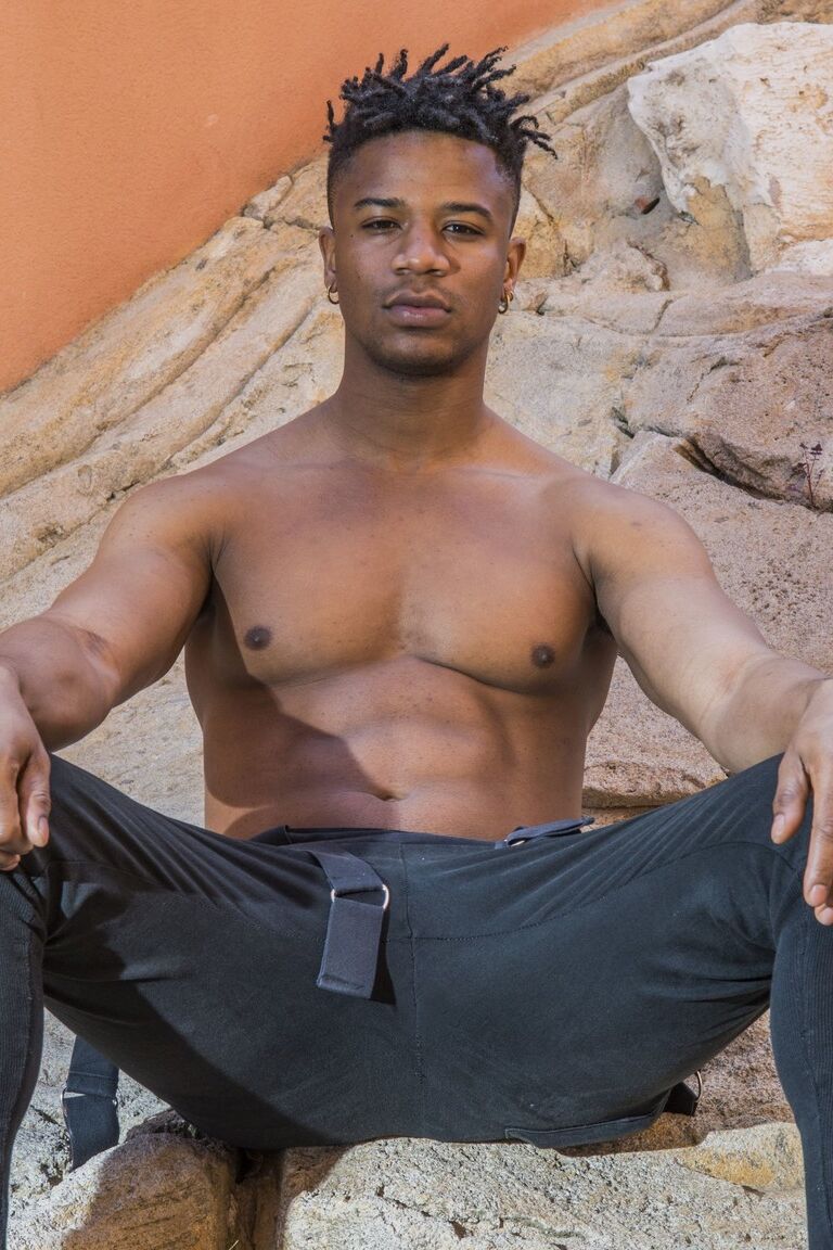 20P A linda mãe asiática Katana faz sexo missionário quente com um garanhão negro