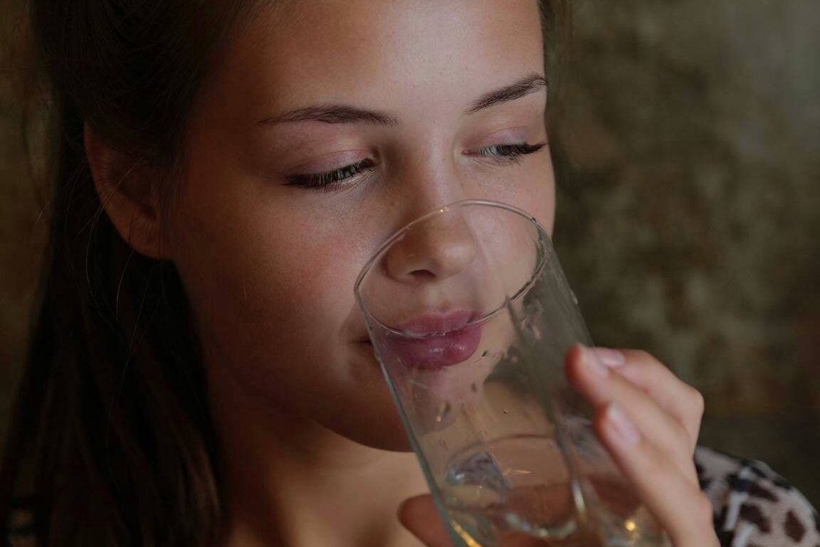 20P L'adorable fille Vi Angel taquine avec son cul rond et chaud dans une tenue léopard sexy