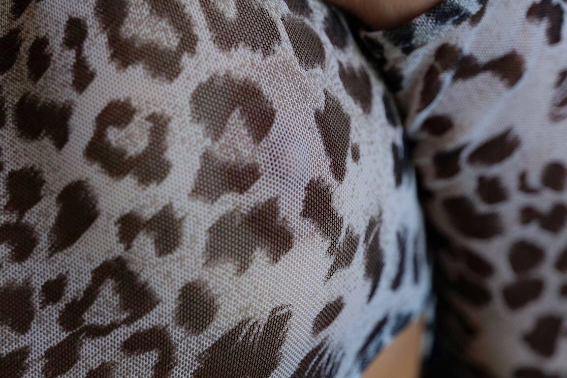 20P L'adorable fille Vi Angel taquine avec son cul rond et chaud dans une tenue léopard sexy