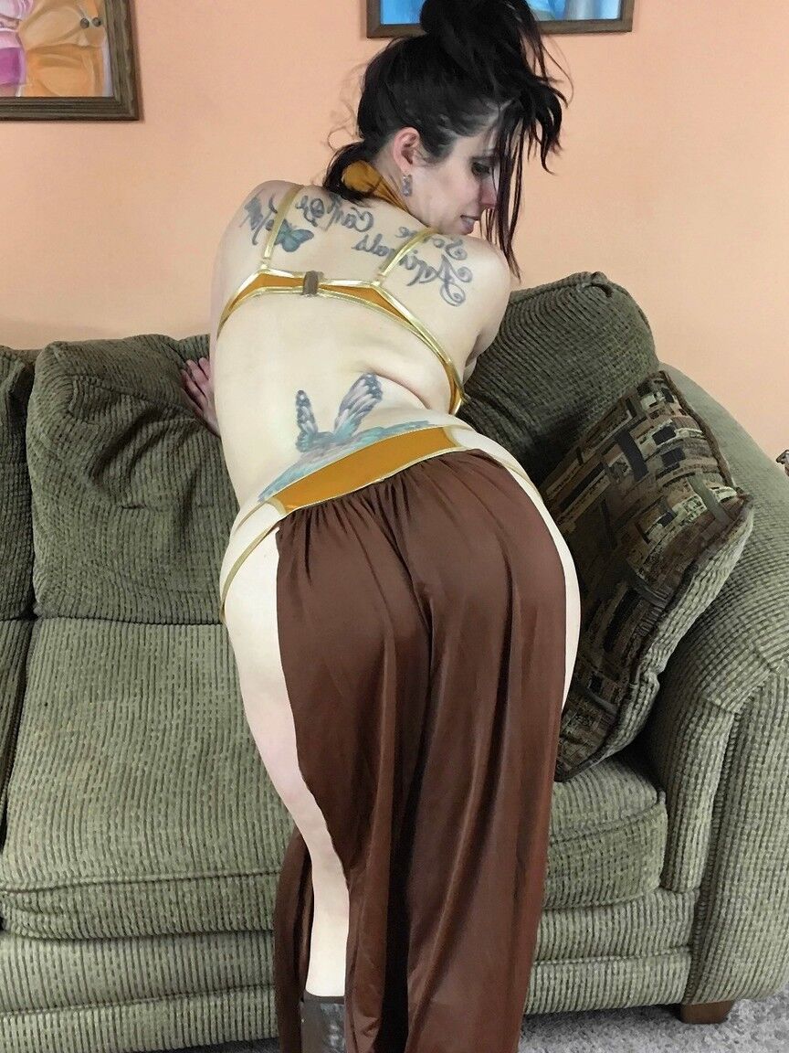 20P La MILF amateur coquine Lavender Rayne dévoile ses gros seins et suce une bite