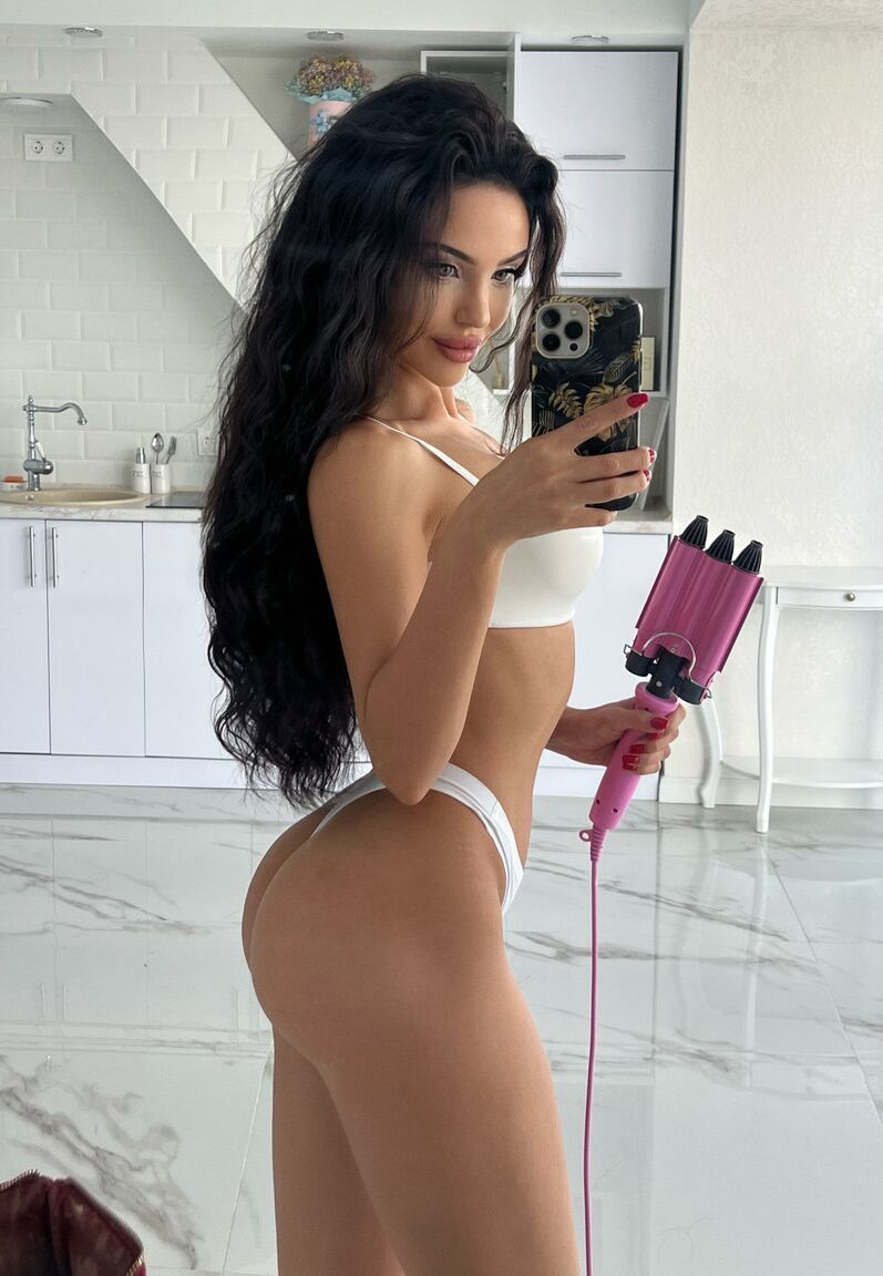 14P A adolescente de cabelos compridos Anastasia Vi exibe sua bunda bem torneada em lingerie sexy