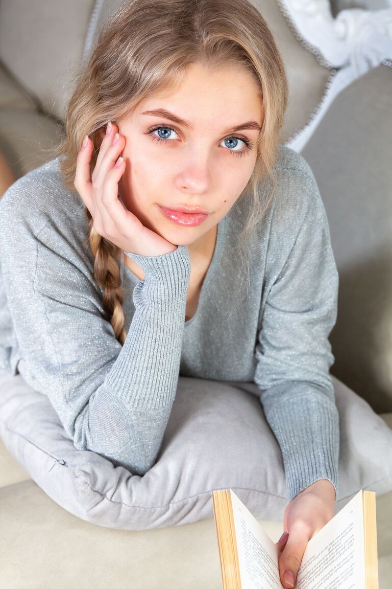 21P Die schöne Blondine Mila Amour zeigt ihre saftigen Naturtitten