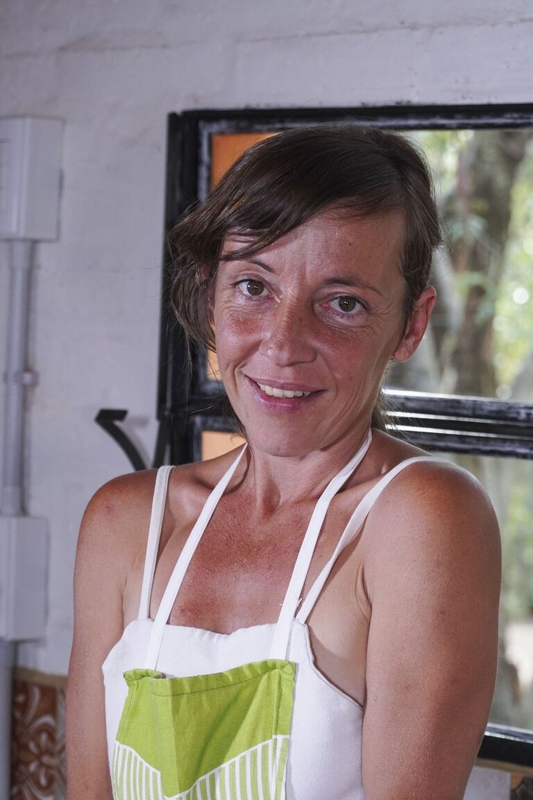 21P Die dünne Amateurin Helen H zieht sich völlig nackt aus
