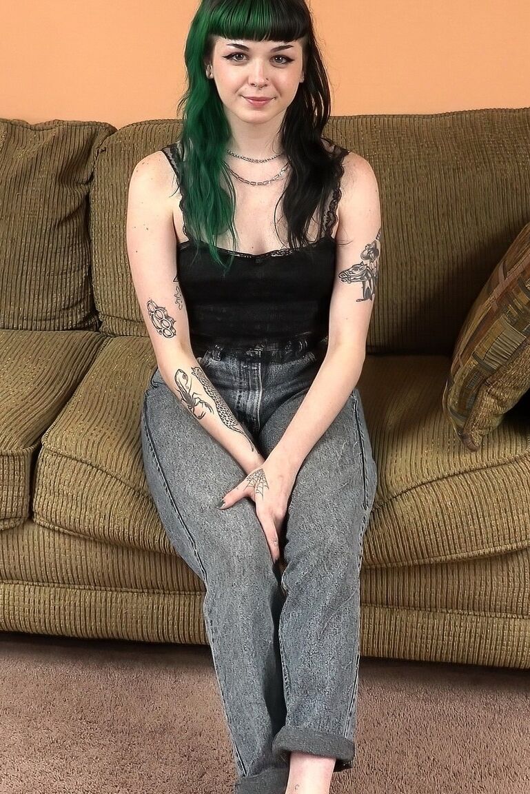 21P A vagabunda emo de cabelos verdes Eliza Bea mostra seu corpo tatuado