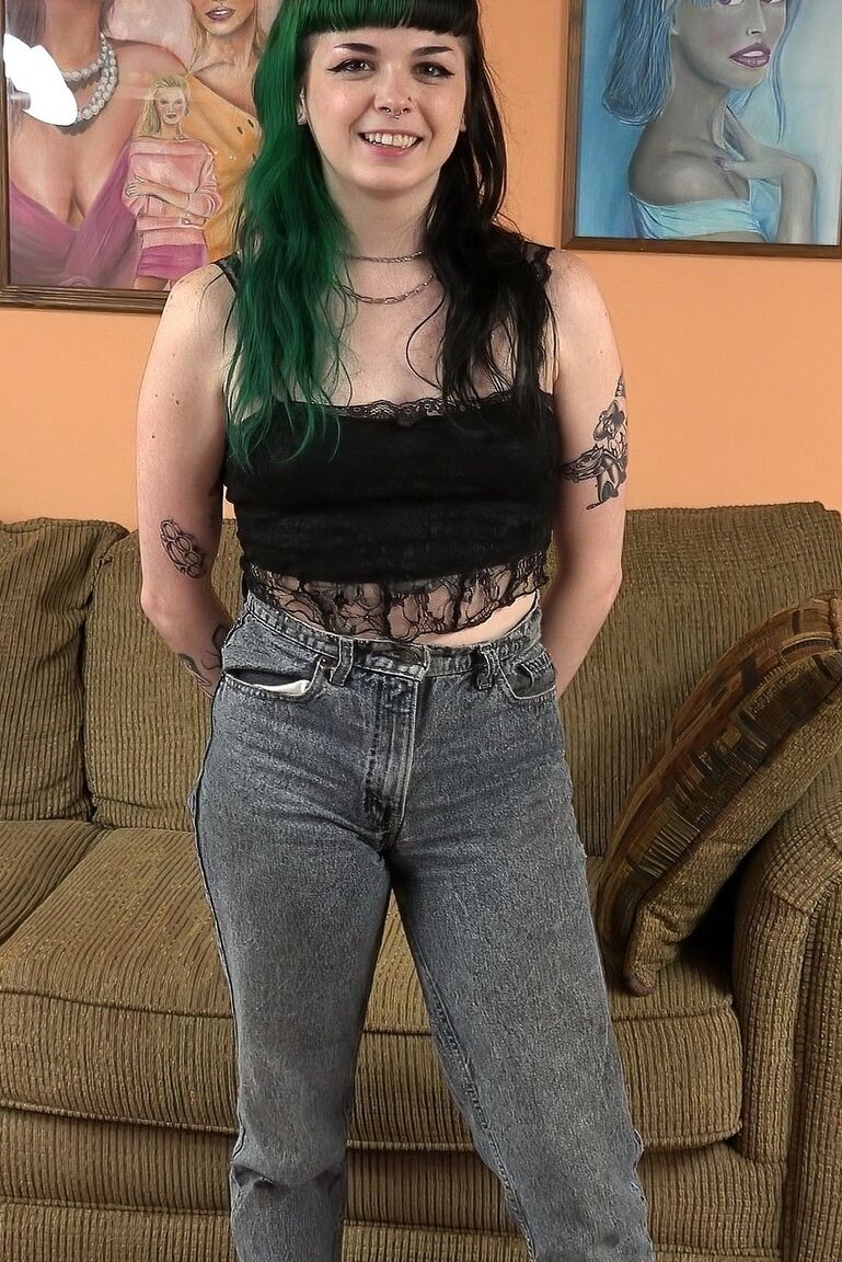 21P A vagabunda emo de cabelos verdes Eliza Bea mostra seu corpo tatuado
