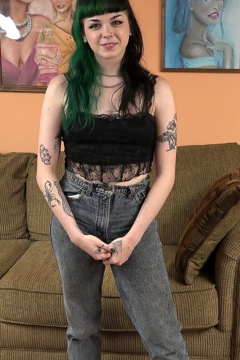 21P A vagabunda emo de cabelos verdes Eliza Bea mostra seu corpo tatuado