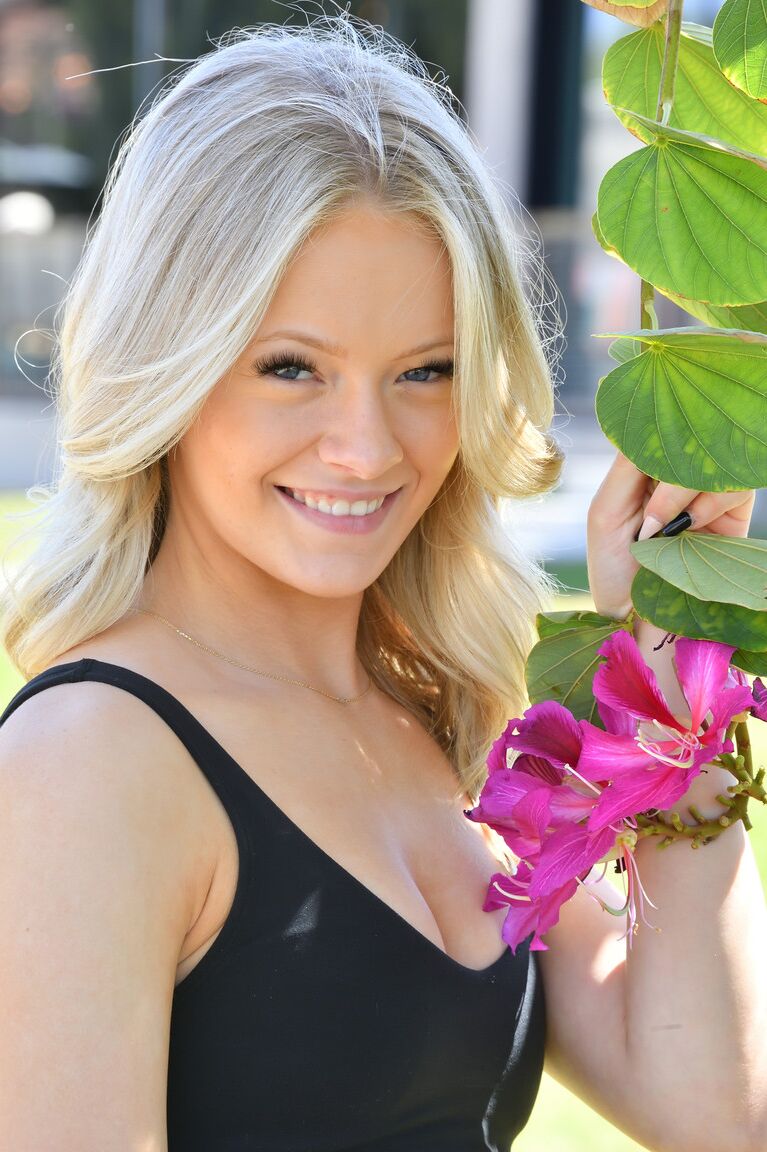 21P La belle jeune blonde Sveda montre son gros butin