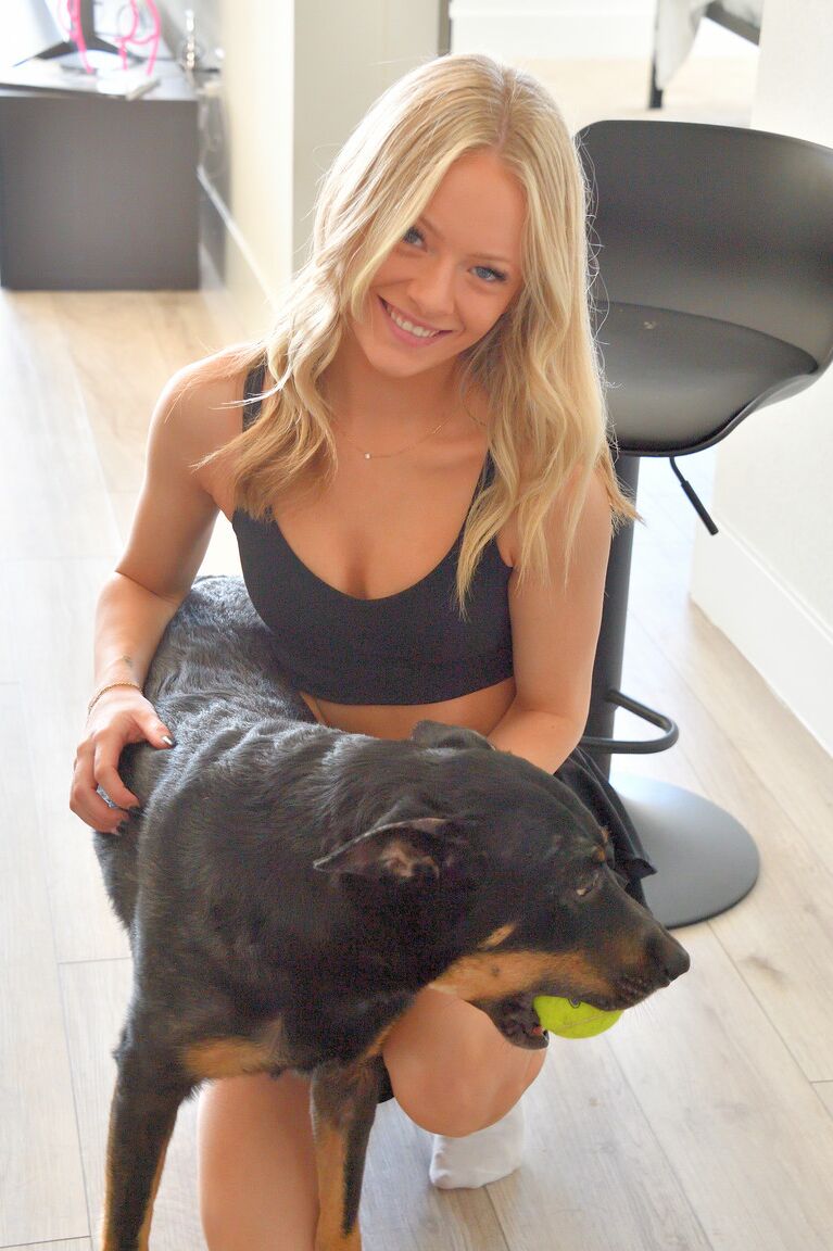 21P La belle jeune blonde Sveda montre son gros butin
