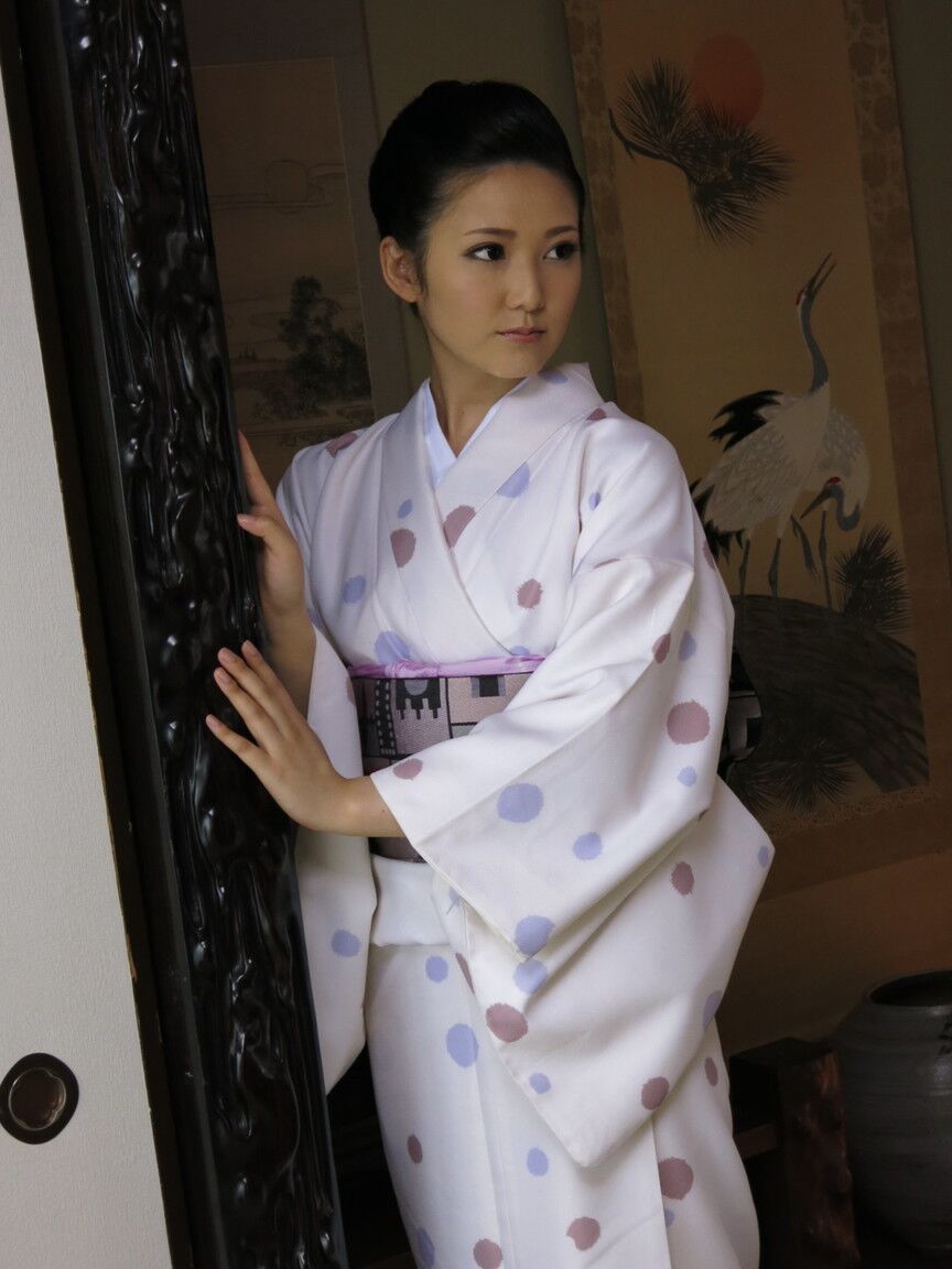 21P La japonaise érotique Yui Watanabe se fait plaisir oralement