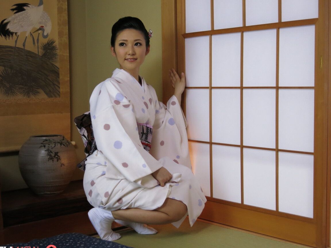 21P La japonaise érotique Yui Watanabe se fait plaisir oralement