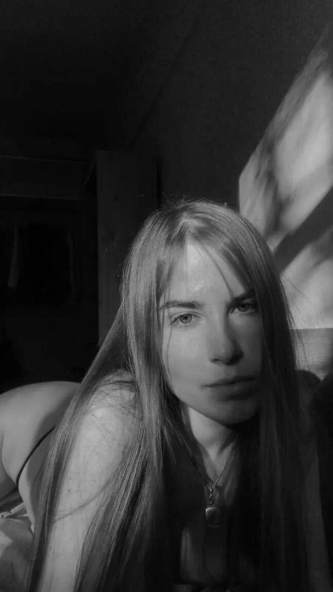 20P Une beauté amateur prend des selfies de son butin rond et de ses gros tétons