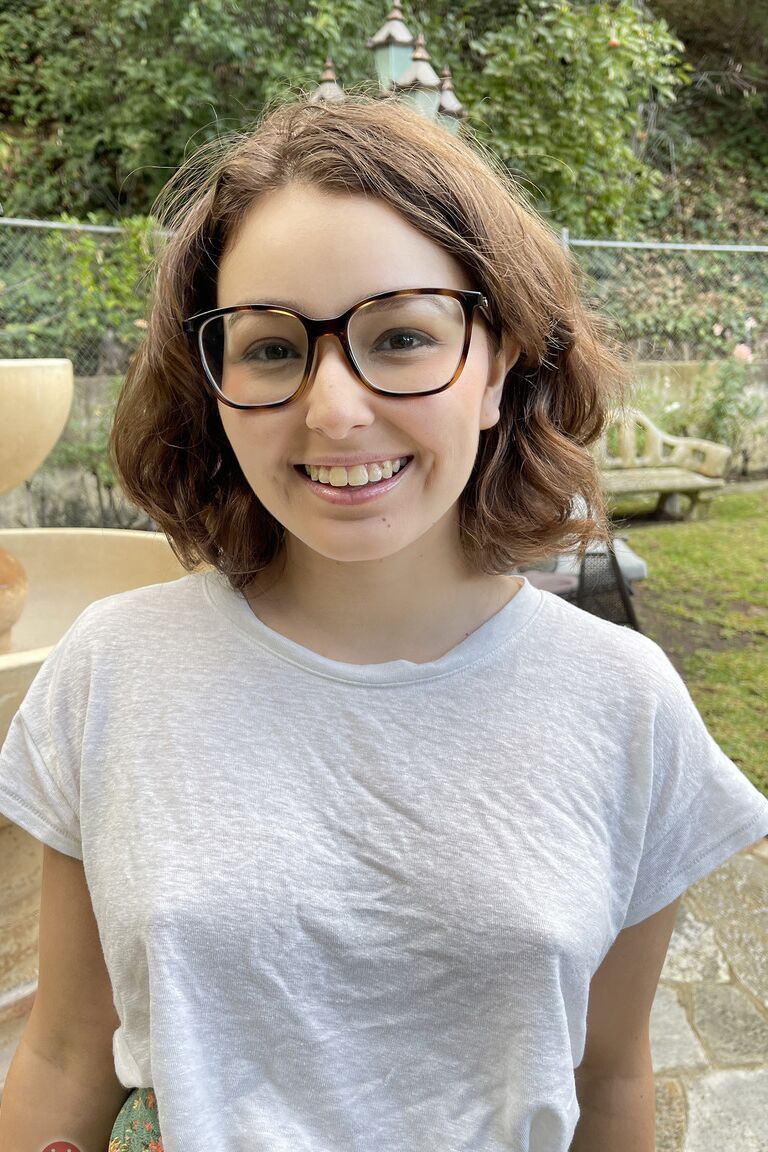 20P Leana Lovings, une jeune amateur geek, expose son cul, ses seins et ses trous de près.