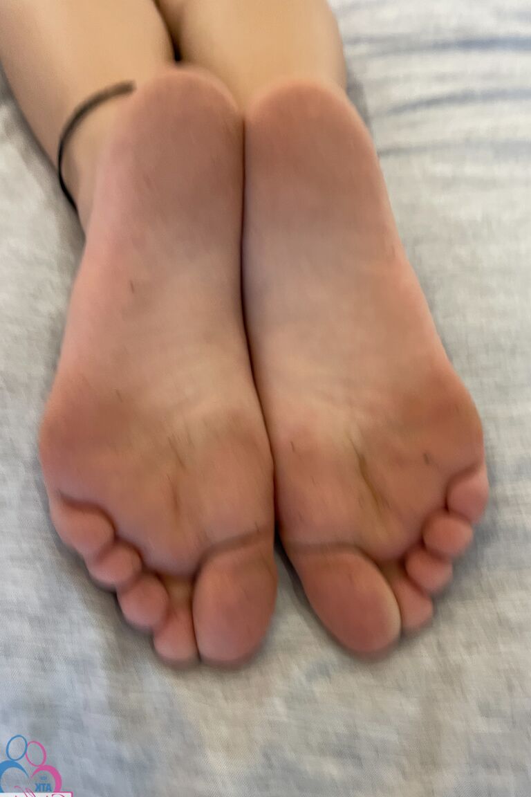 20P asiatisches Mädchen mit großem Hintern Kimmy Kimm zeigt ihre rasierte Muschi aus nächster Nähe