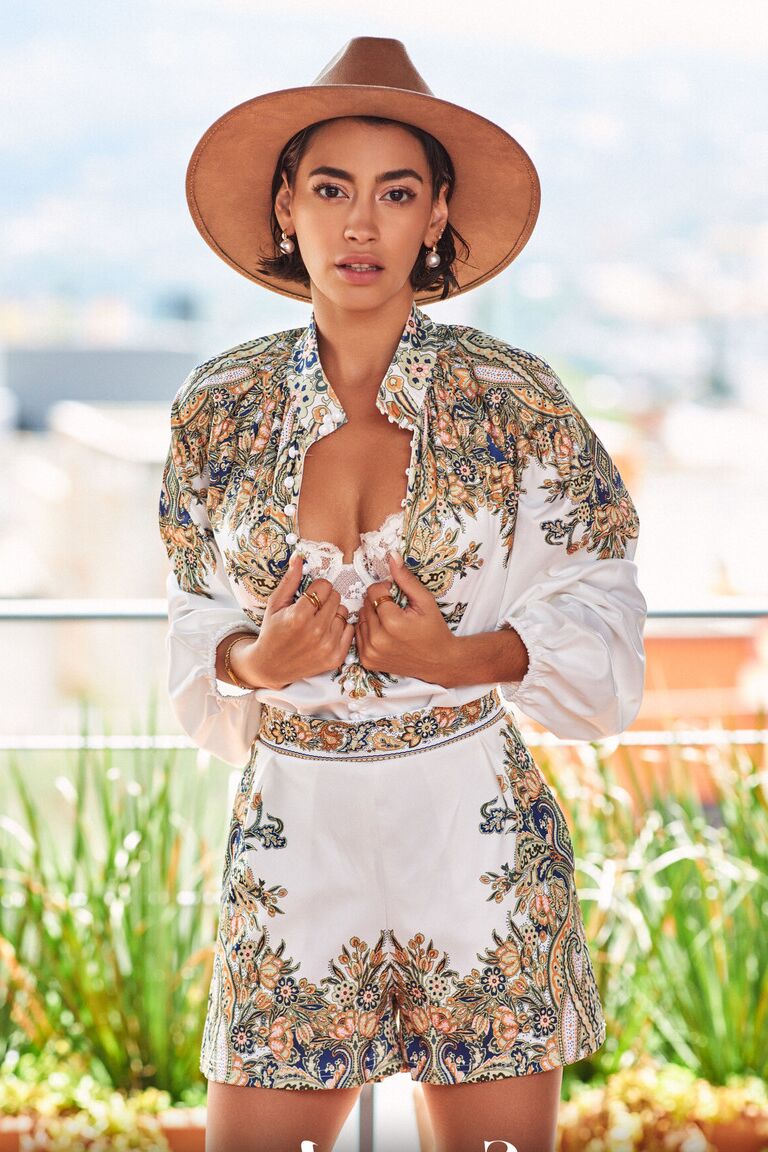 20P La jolie Mexicaine Danny Hernandez montre son magnifique corps nu