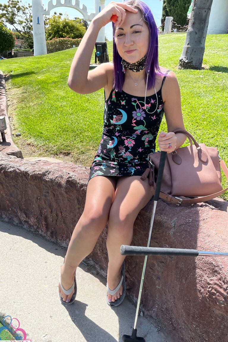 21P Lily Adams, amatrice sexy, expose sa chatte et son trou du cul de près en extérieur