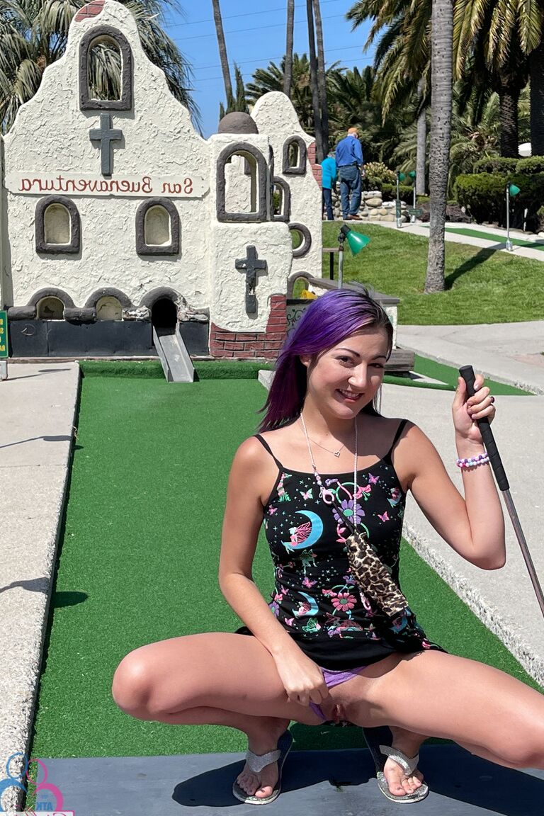 21P Lily Adams, amatrice sexy, expose sa chatte et son trou du cul de près en extérieur