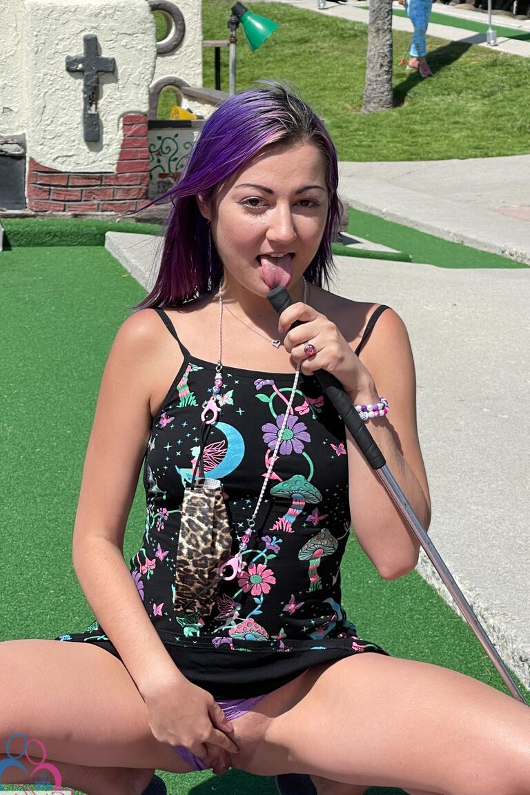 21P Lily Adams, amatrice sexy, expose sa chatte et son trou du cul de près en extérieur