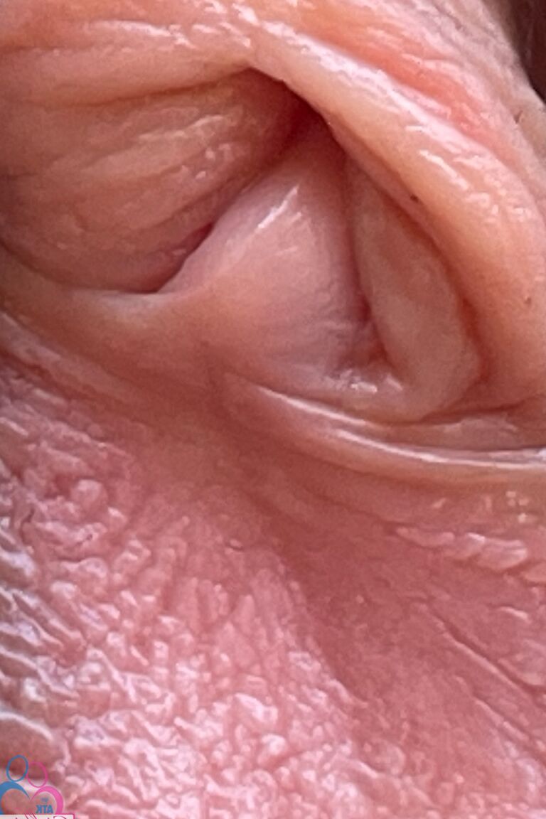 21P Lily Adams, amatrice sexy, expose sa chatte et son trou du cul de près en extérieur