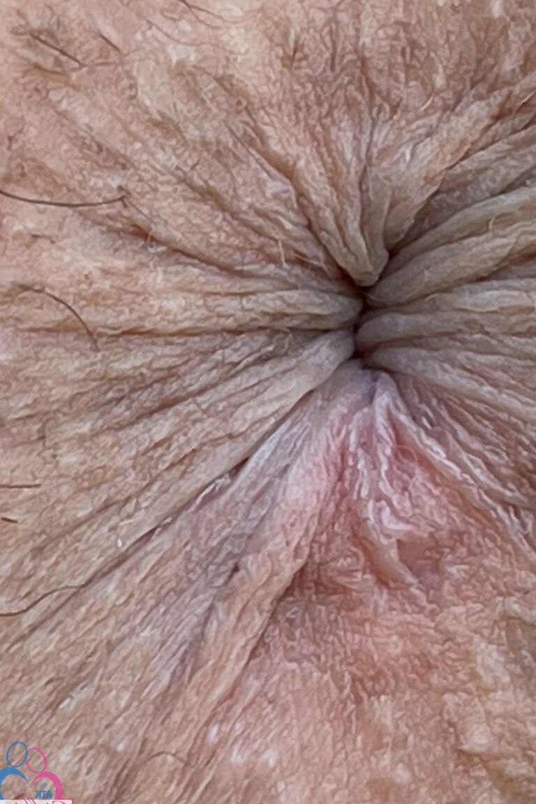 21P Lily Adams, amatrice sexy, expose sa chatte et son trou du cul de près en extérieur
