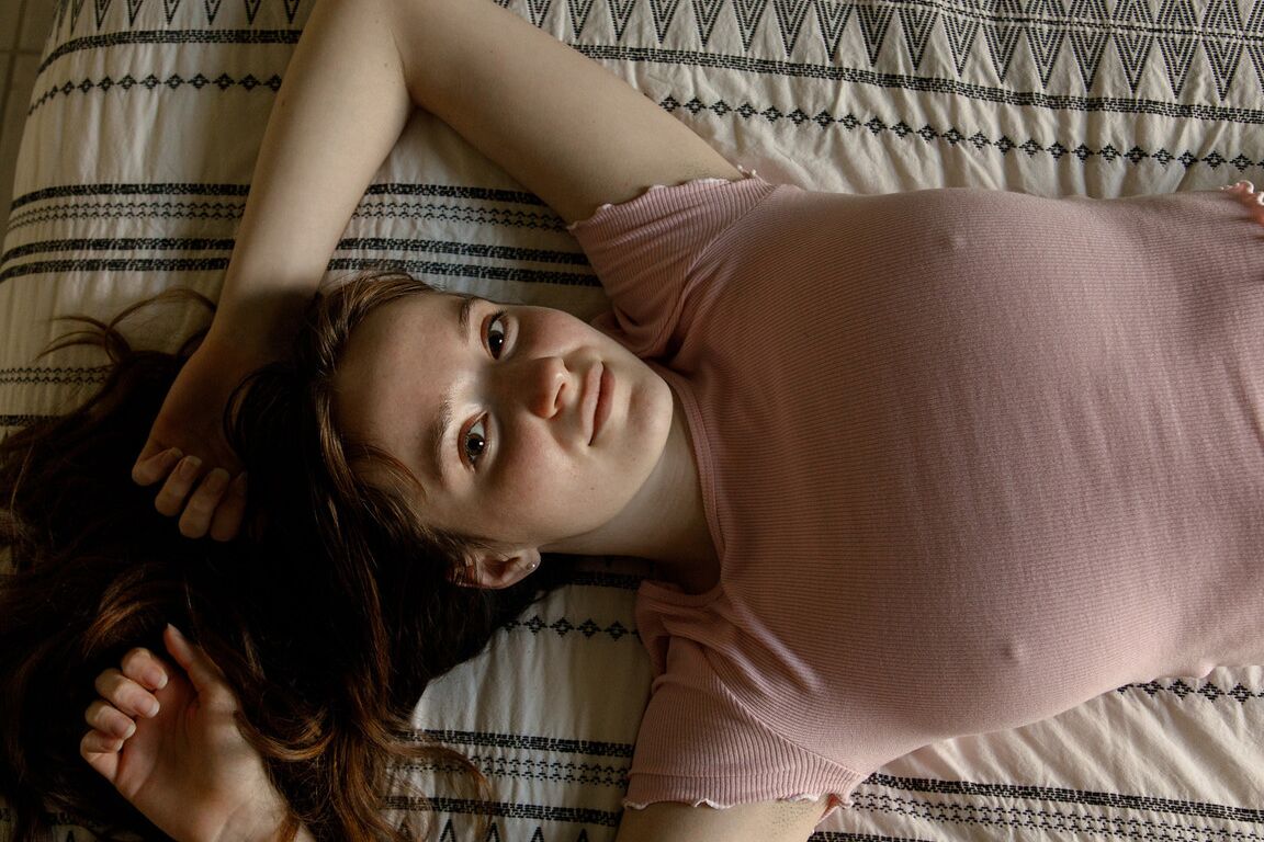 12P La linda joven amateur Hazel Moore muestra sus grandes tetas y su delicioso culo