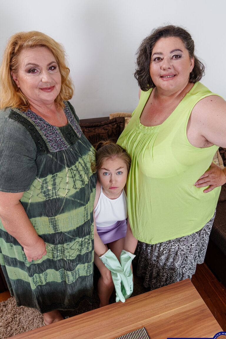21P Pequeña adolescente lesbiana comiendo la mamá gordita Jana