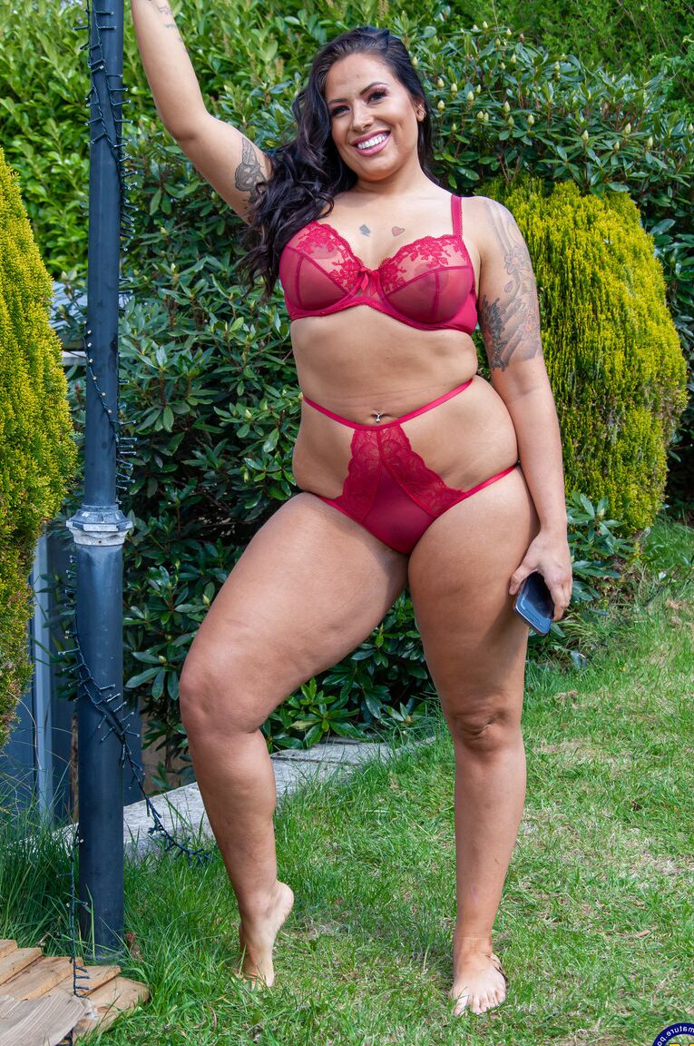 21P Ella Roxx, maman sexy et épaisse, taquine avec ses énormes courbes et baise fort