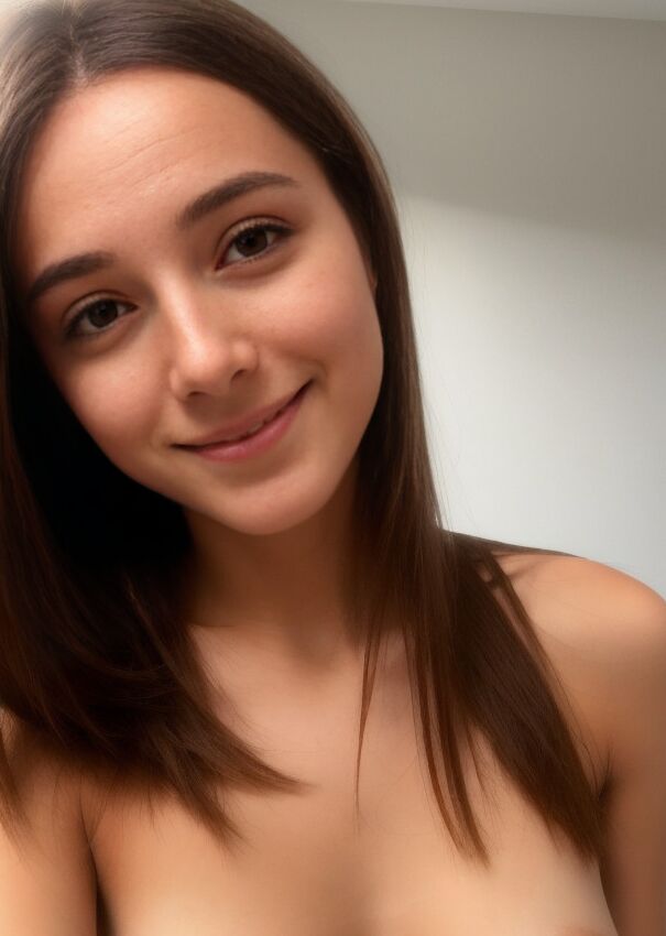12P La belle brune Ash Baby expose ses petits seins et pose nue