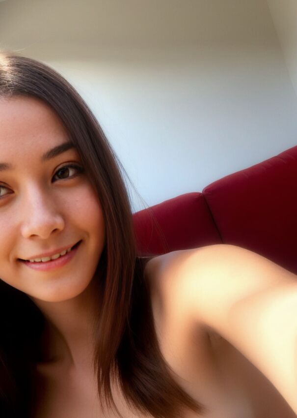 12P La belle brune Ash Baby expose ses petits seins et pose nue