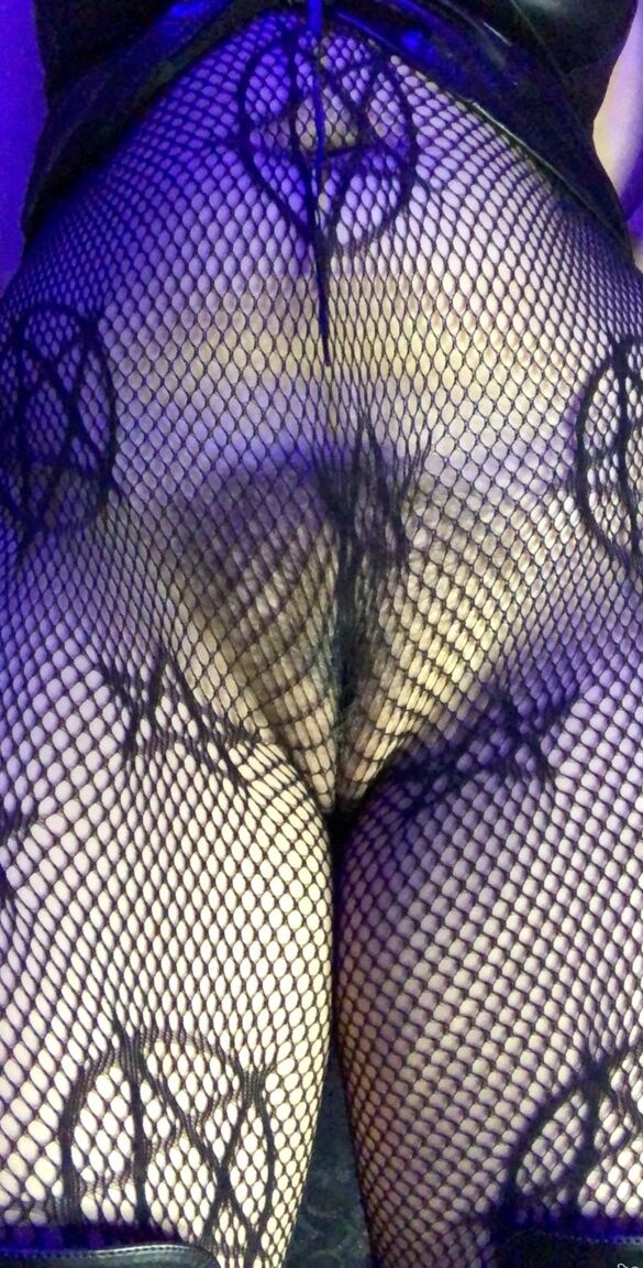 15P La brune coquine Miss Goth Booty montre son gros cul dans des résilles