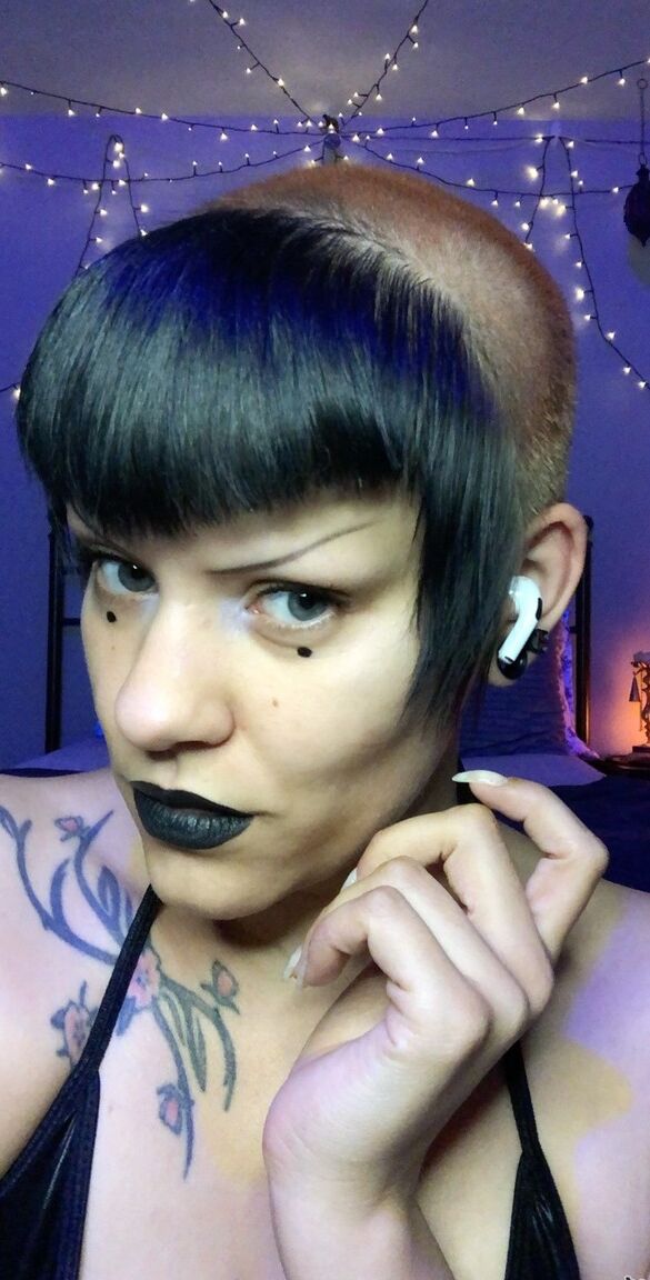 15P La brune coquine Miss Goth Booty montre son gros cul dans des résilles