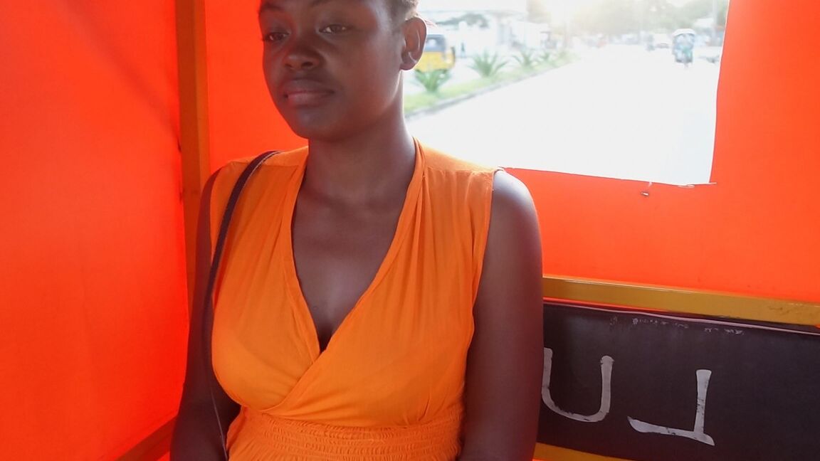 20P La black Claudia se fait crémer pendant une sodomie interraciale