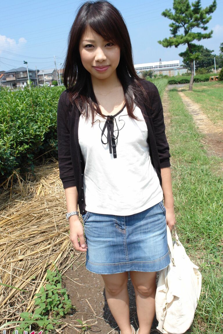 20P La Japonaise Karin Asahi révèle ses gros seins et sa chatte chaude en plein air