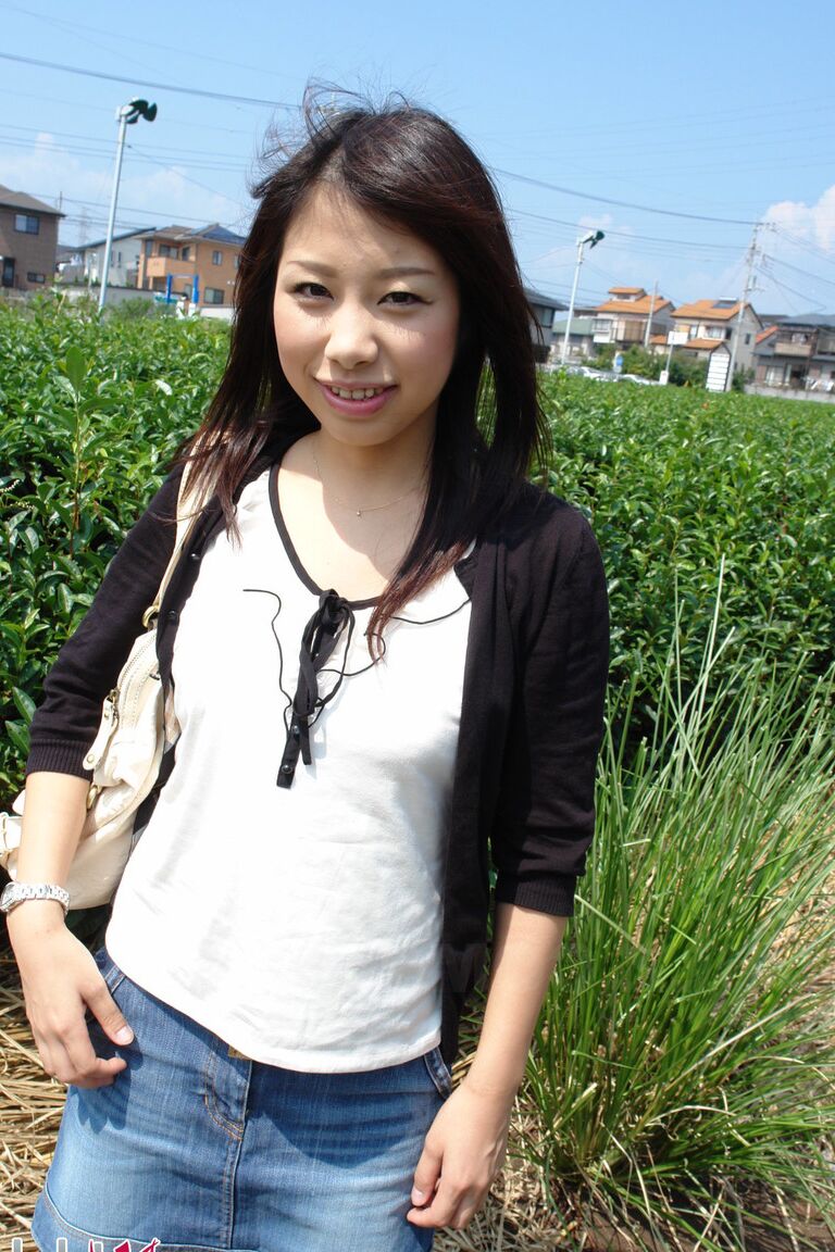 20P La Japonaise Karin Asahi révèle ses gros seins et sa chatte chaude en plein air