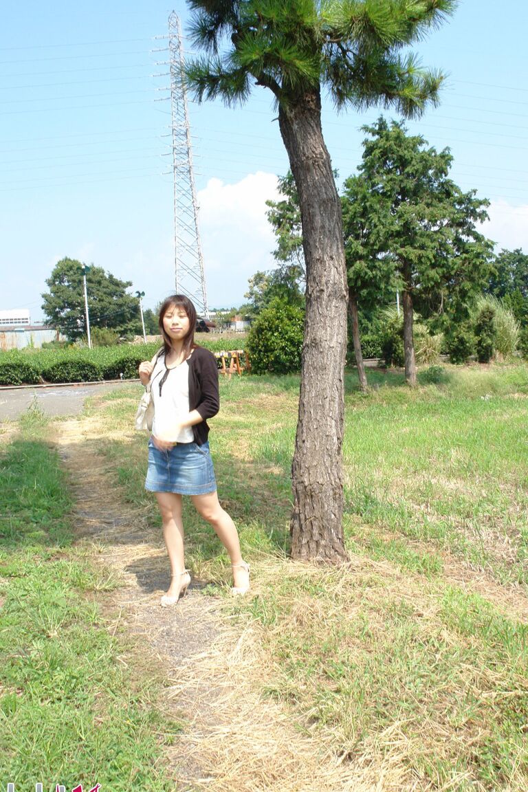 20P La Japonaise Karin Asahi révèle ses gros seins et sa chatte chaude en plein air