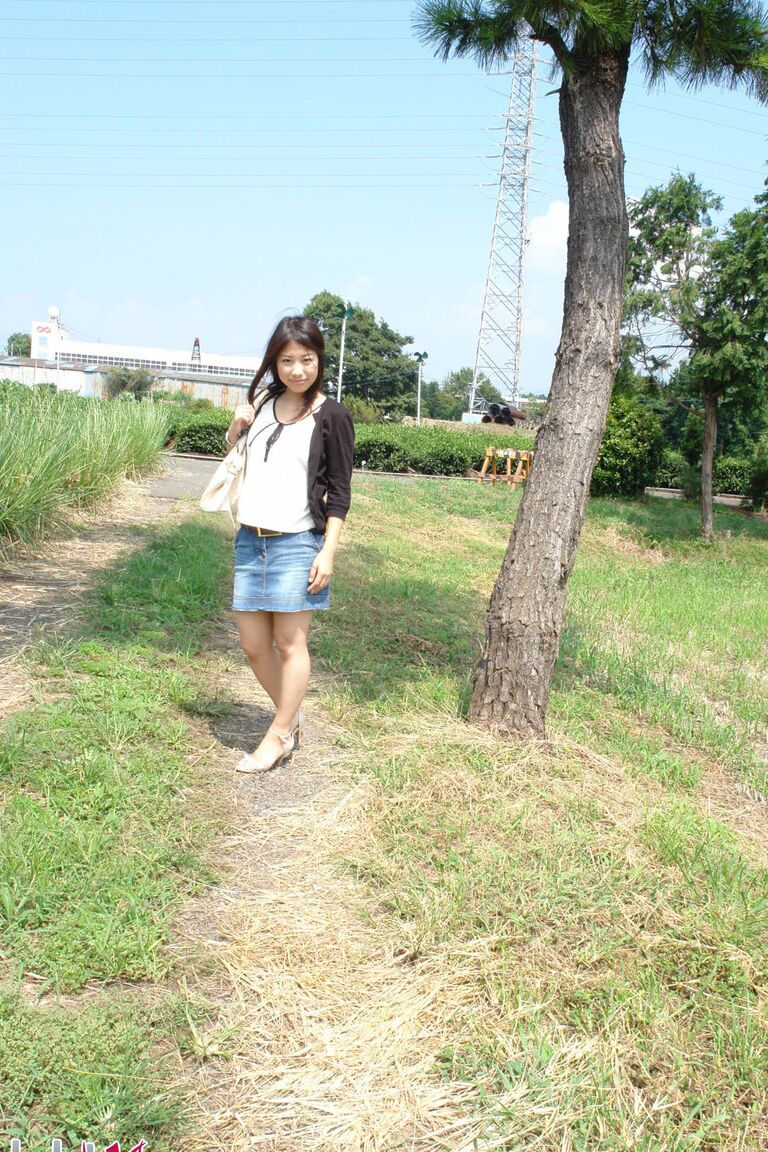 20P La Japonaise Karin Asahi révèle ses gros seins et sa chatte chaude en plein air
