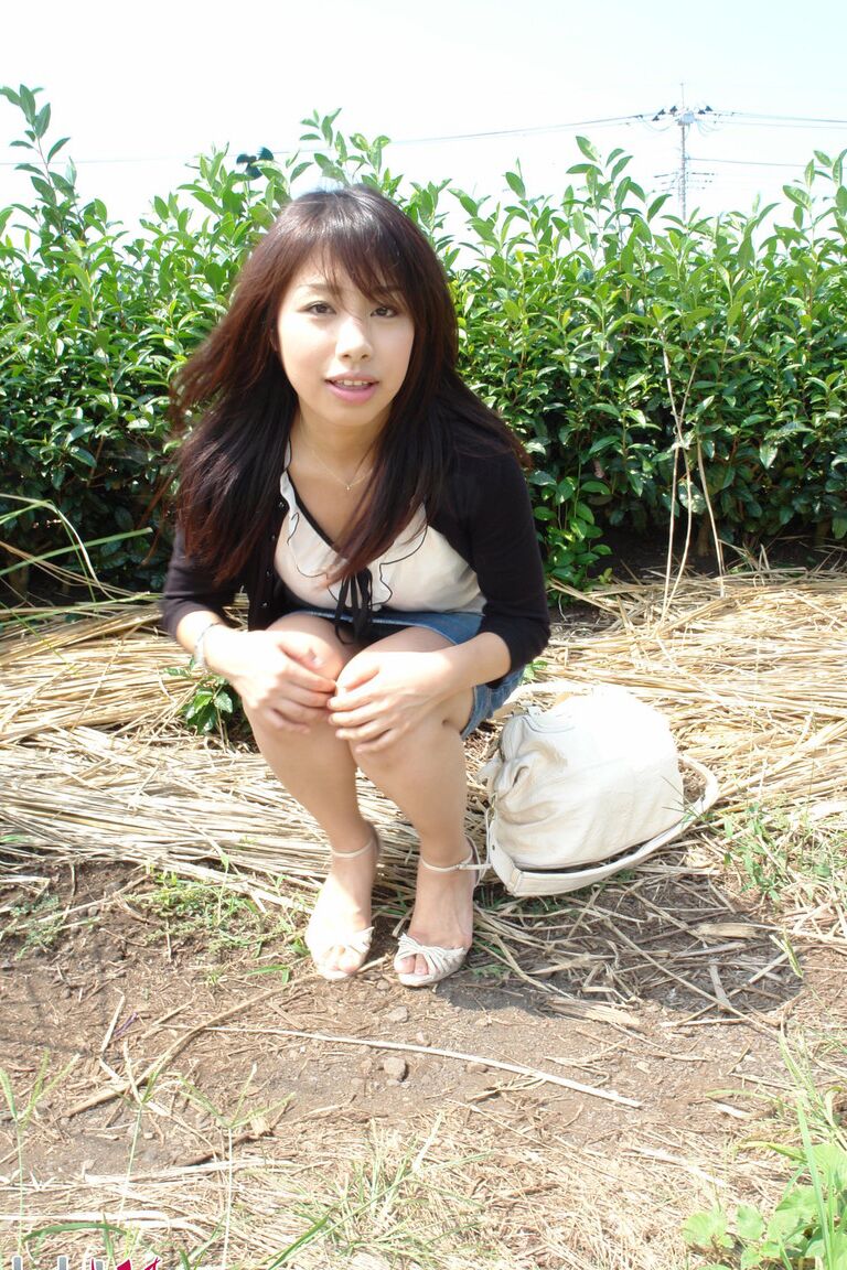 20P La Japonaise Karin Asahi révèle ses gros seins et sa chatte chaude en plein air
