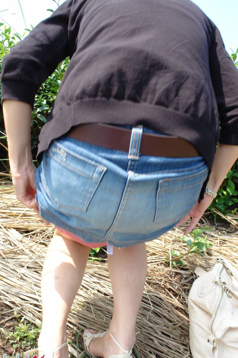 20P La Japonaise Karin Asahi révèle ses gros seins et sa chatte chaude en plein air