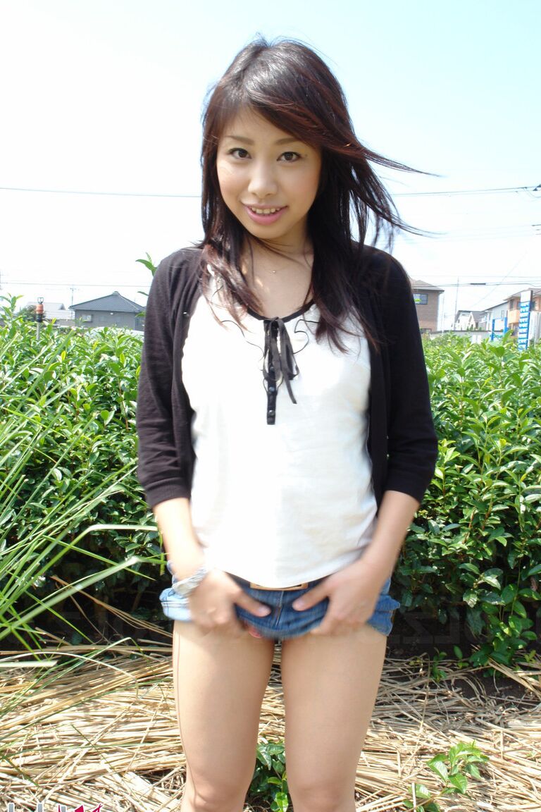 20P La Japonaise Karin Asahi révèle ses gros seins et sa chatte chaude en plein air