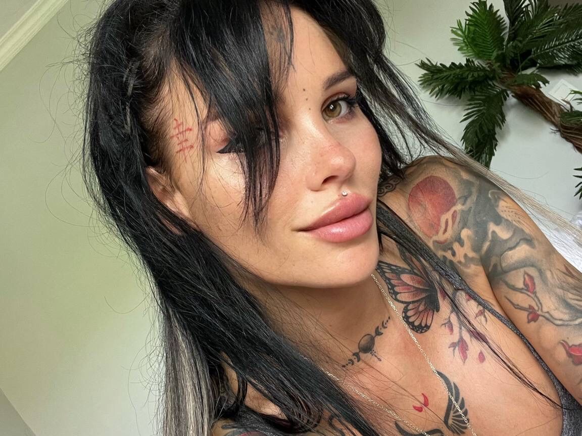 La belleza tatuada de 10P Sunny Free se desnuda y muestra sus grandes tetas