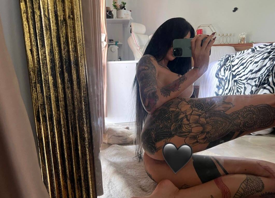 La belleza tatuada de 10P Sunny Free se desnuda y muestra sus grandes tetas