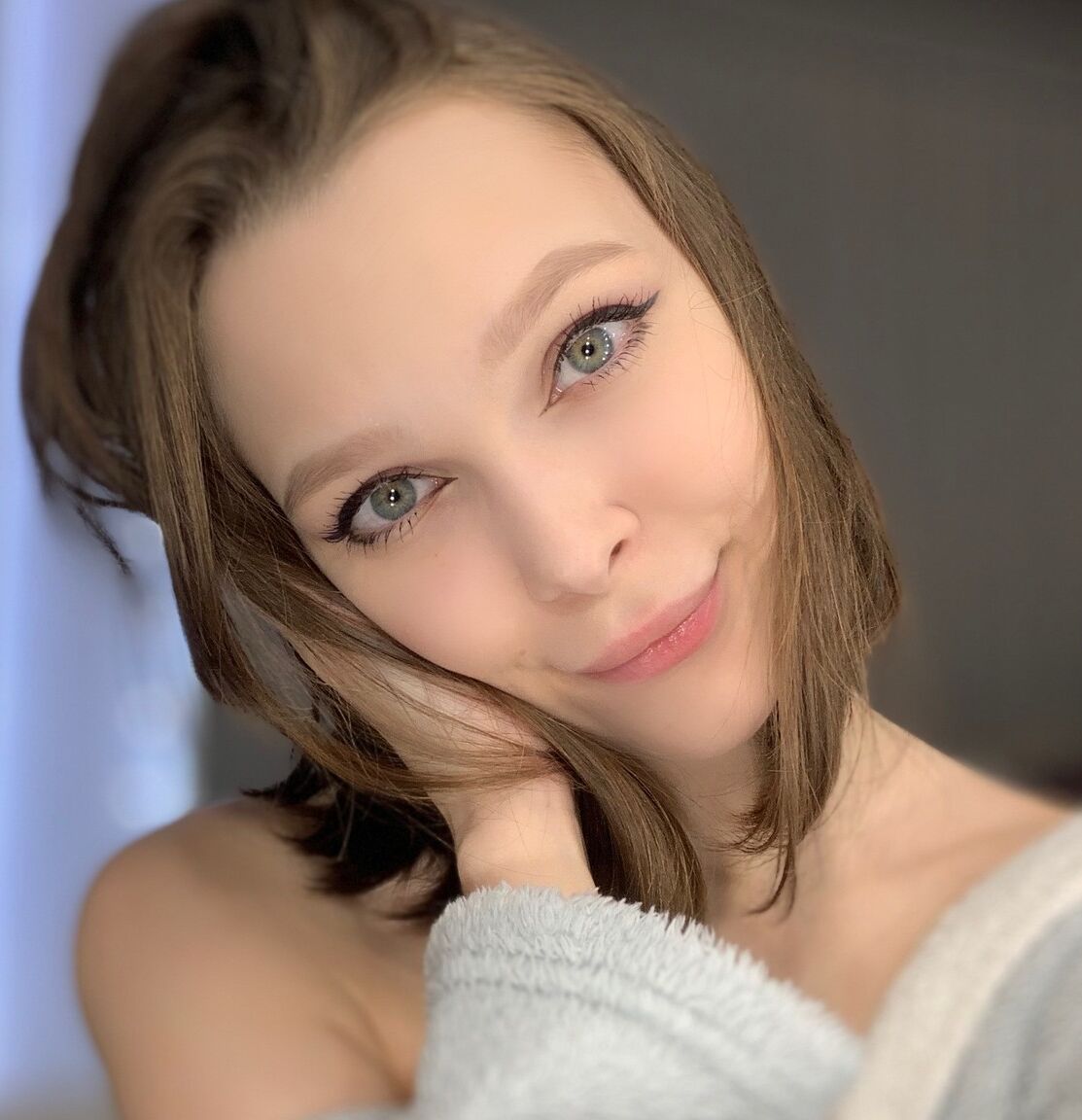 20P Das hübsche OnlyFans-Model Little Kitty stellt ihre Löcher zur Schau