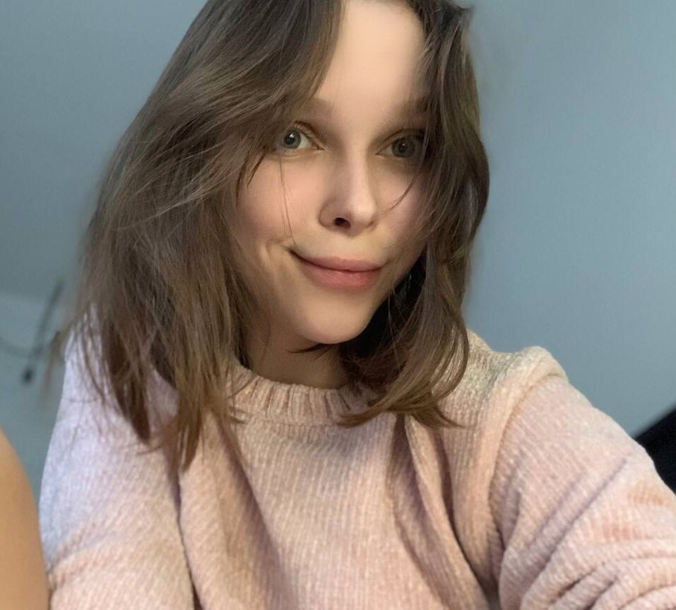 20P Das hübsche OnlyFans-Model Little Kitty stellt ihre Löcher zur Schau