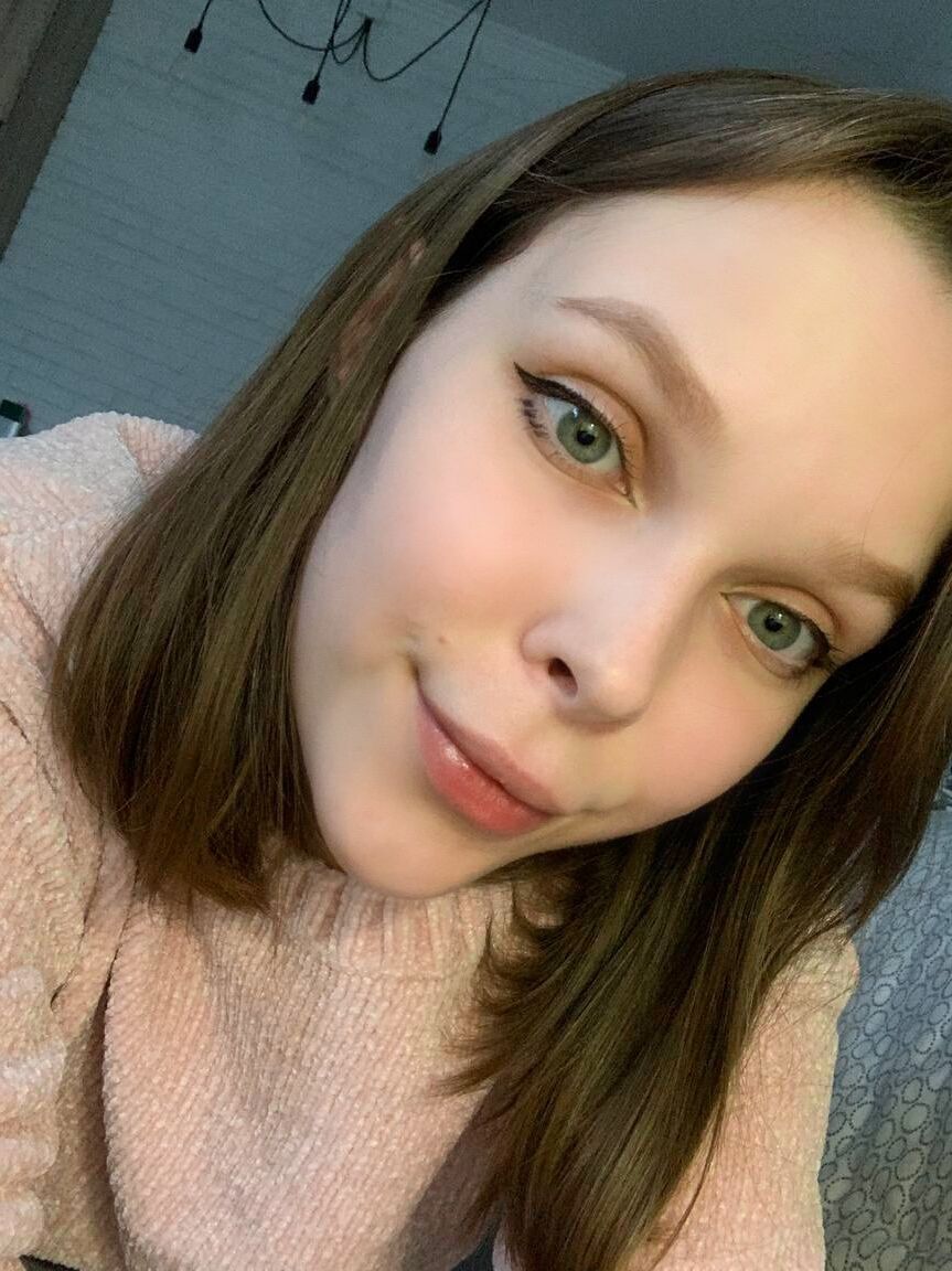 20P Das hübsche OnlyFans-Model Little Kitty stellt ihre Löcher zur Schau