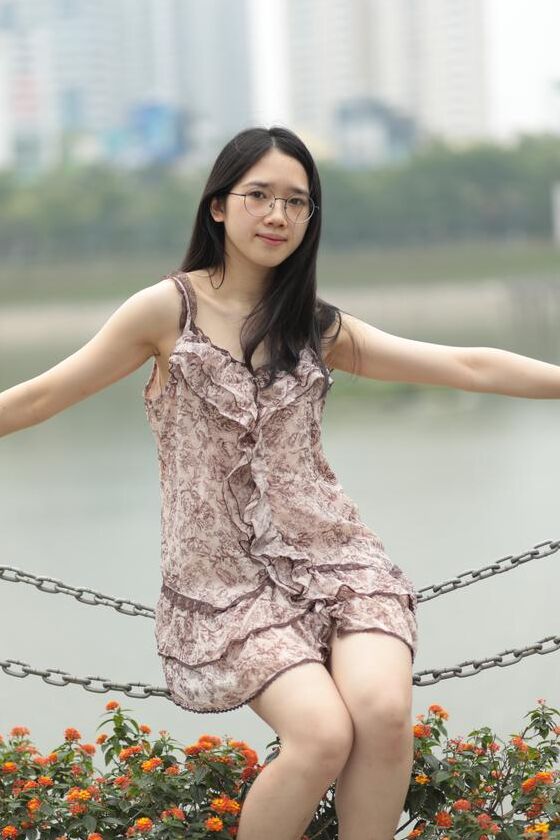 21P Gut aussehender asiatischer Sexpot neckt in einem sexy kurzen Kleid im Freien